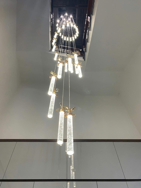 Bộ đèn chùm thả thông tầng TH474.2, KT(mm): D800*H12000, mâm inox gương trắng 8K dày 1mm, gồm 35 thanh tích hợp led có hoa pha lê thả xoắn ốc, dây ngắn nhất 3m và dài nhất 12m, 8 mắt led COB 3 màu dimmer điều khiển xa cao cấ